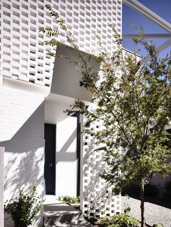 White painted breezeway bricks of the Fairbairn Rd House by Inglis Architects, in Toorak, Melbourne, Australia. Photography by Derek Swalwell. More #bricks and #blocks on the blog.