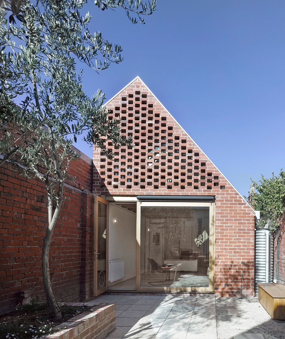 Jewel House by Karen Abernethy Architects., in Carlton, Melbourne, Australia. Photography by Scottie Cameron. More bricks and blocks on the blog.