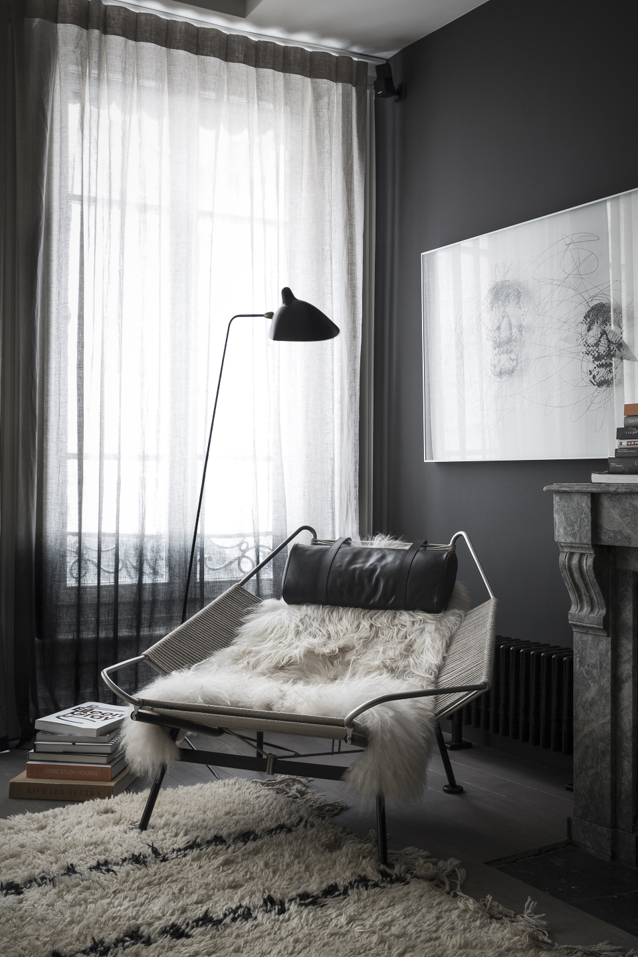 Appartement Lyon 5 By Maison HAND in Elle Decoration. Photo by Romain Ricard. #shag #pile #rug  #curtain #dark #interior