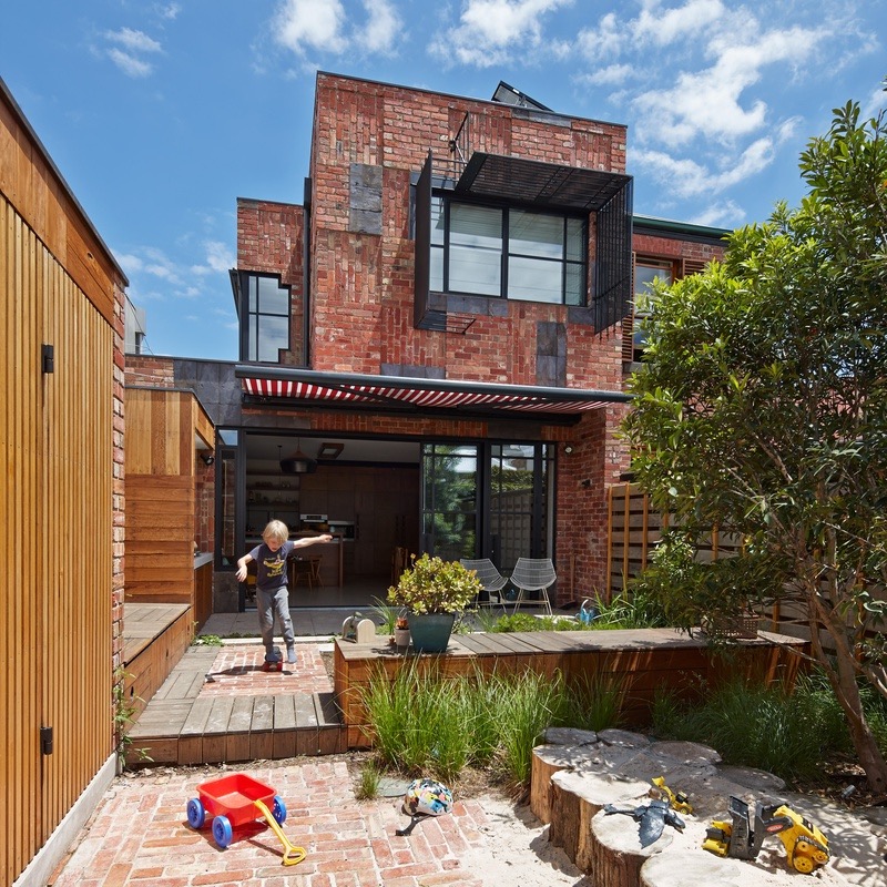 Cubo House in Fitzroy North, Melbourne, Australia by PHOOEY Architects. Photography by Peter Bennetts. More #bricks and #blocks on the blog.
