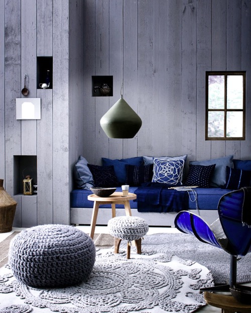 Beautiful cobalt furniture accents on a soft grey canvas. More #blue goodness on the RSD Blog.